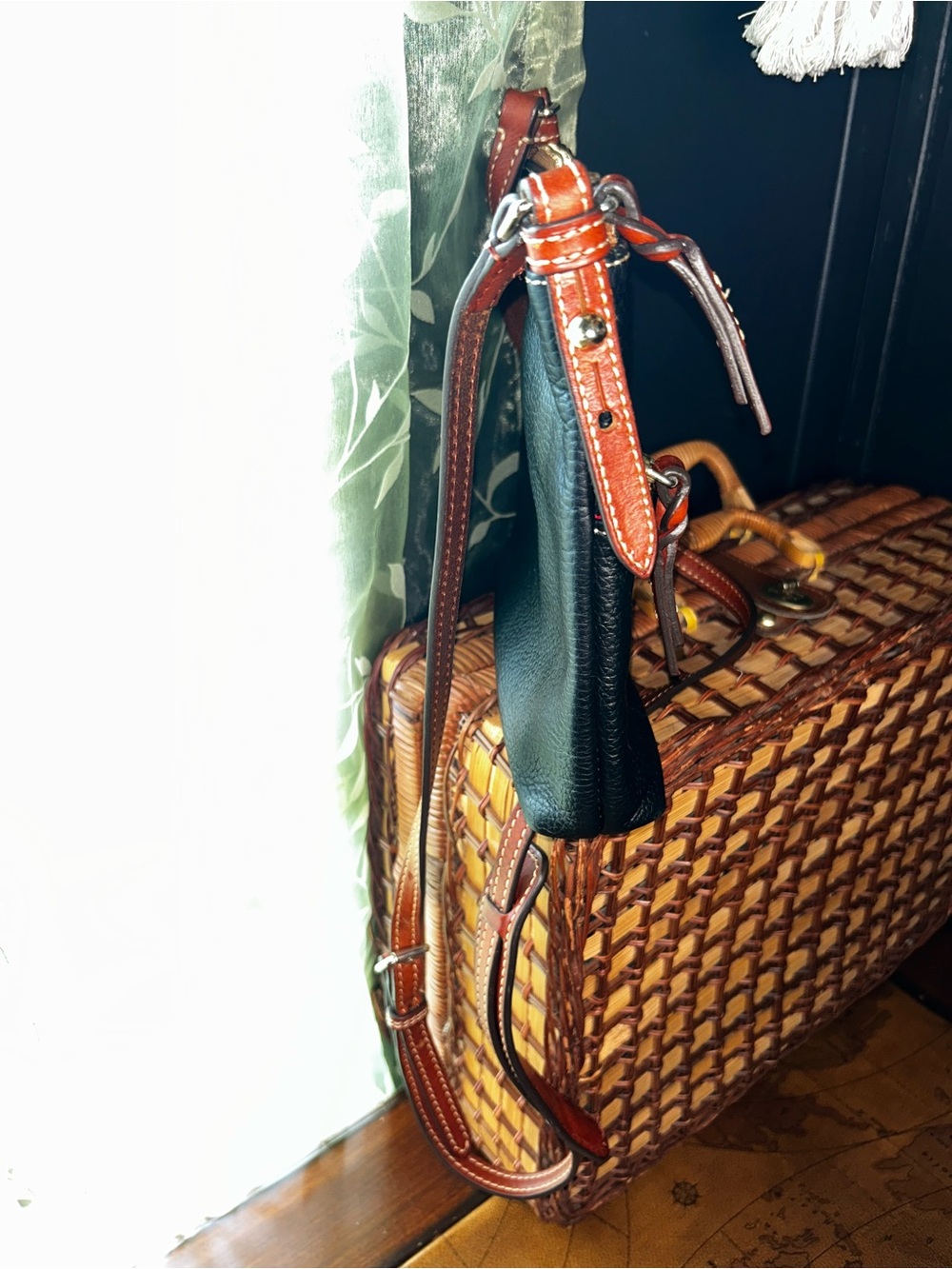 Vintage Dooney & Bourke Pebble Grain All Weather Leather Carrier Crossbody Bag - Picture 2 of 11
